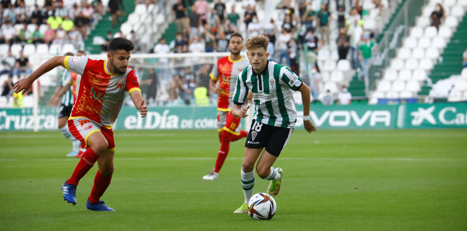 Simo deja atrás a un rival en el partido del Córdoba CF ante el Antequera.