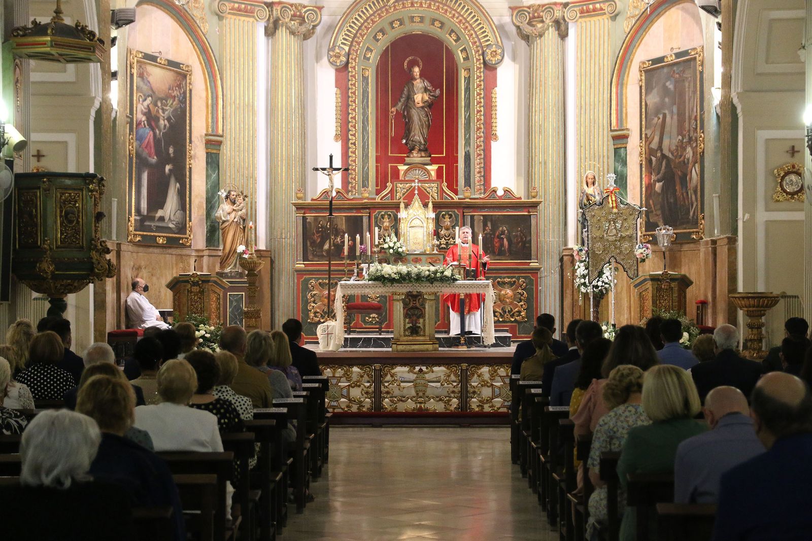 El consiliario de la Hermandad del Rocío, Juan Antonio Moya, ofició la Misa Mayor en la iglesia de San Pedro.