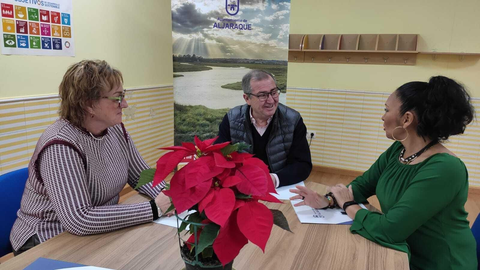 El concejal de Consumo, José Luis Barragán, con trabajadoras.