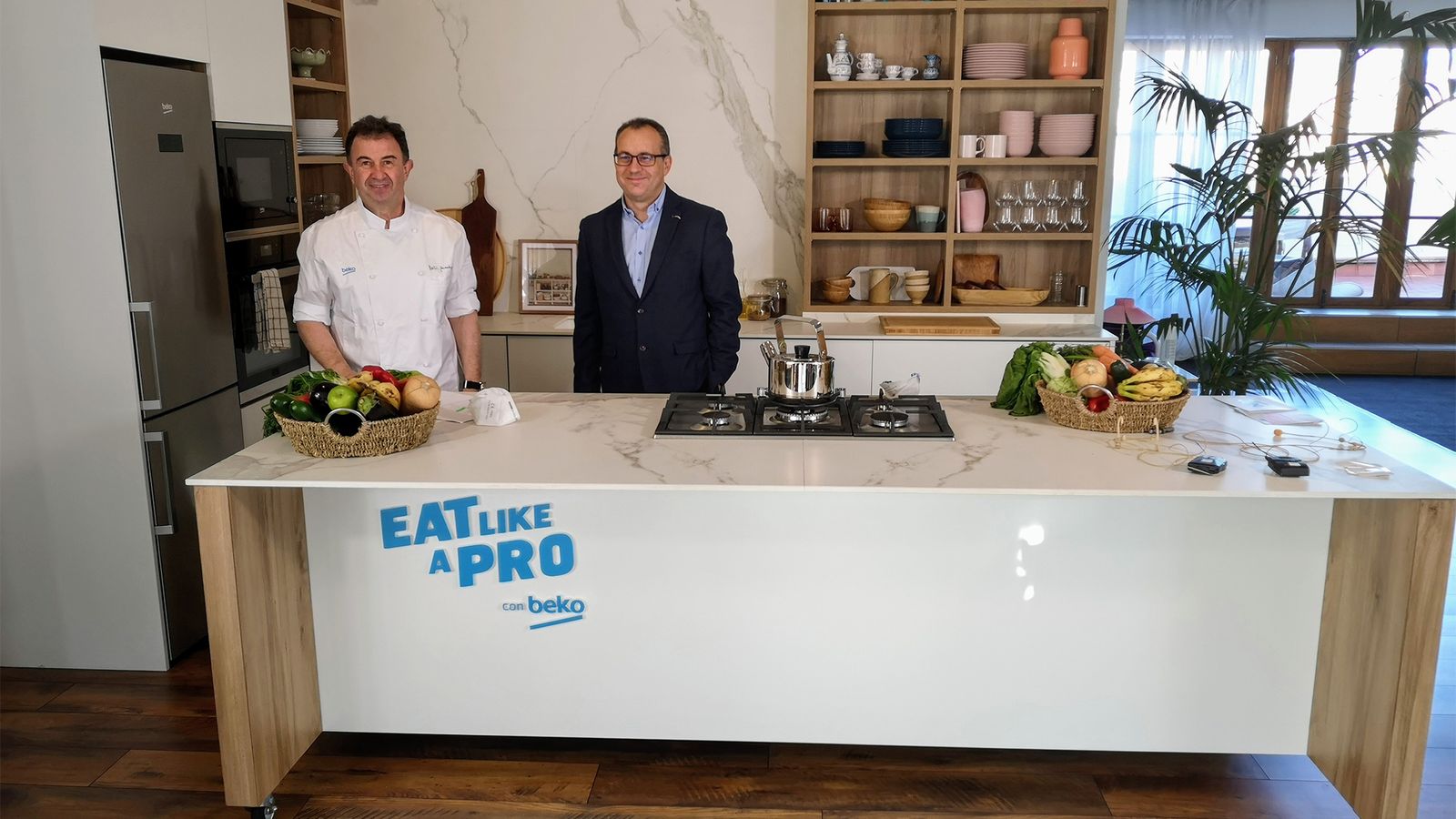 El chef Martín Berasategui y el directivo de Beko, en la presentación de esta campaña solidaria.