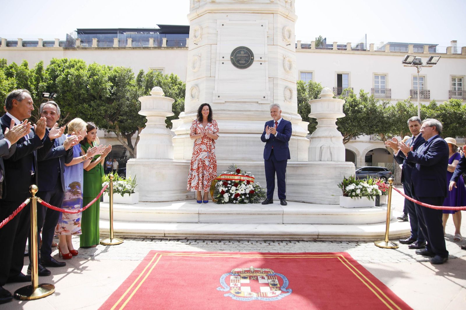 Placa de memoria histórica en el monumento de los coloraos, en imágenes