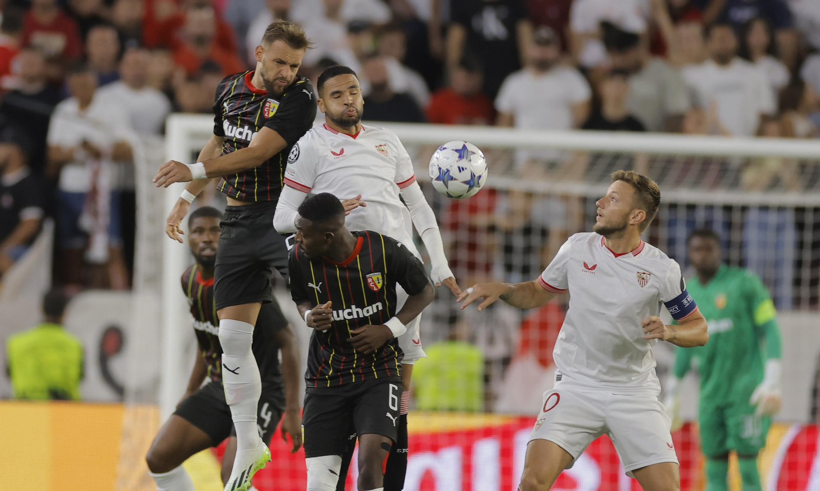 En-Nesyri, superado por Gradit y emparedado en el salto.