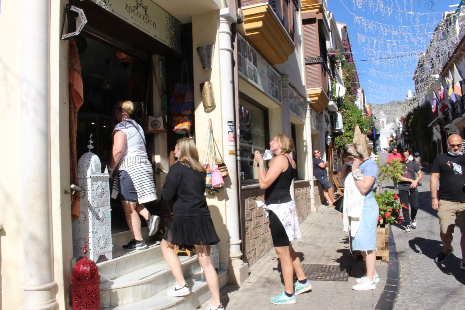 Turistas realizando compras en el casco antiguo de Marbella.