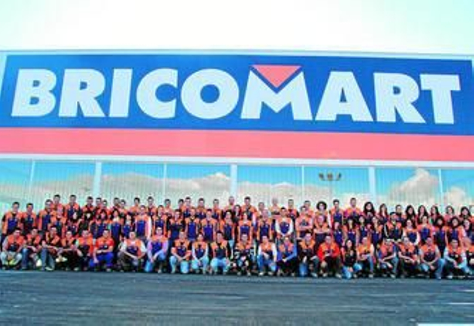 Los trabajadores de Bricomart, ayer, vestidos con sus uniformes.