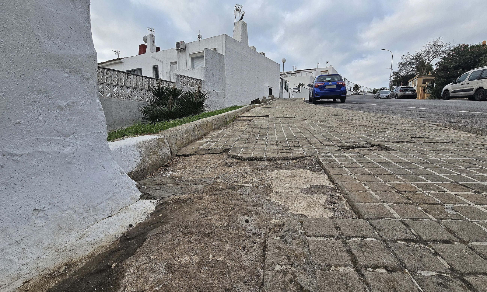 Aceras rotas en Algeciras.