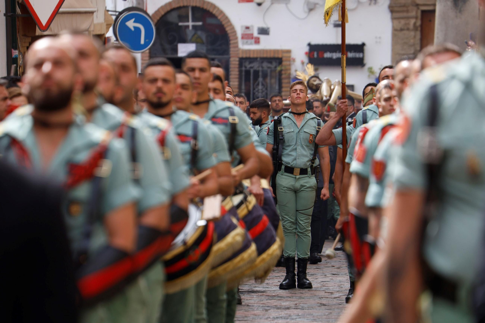 El vía crucis de la Caridad con la Legión en el Viernes Santo de Córdoba, en imágenes