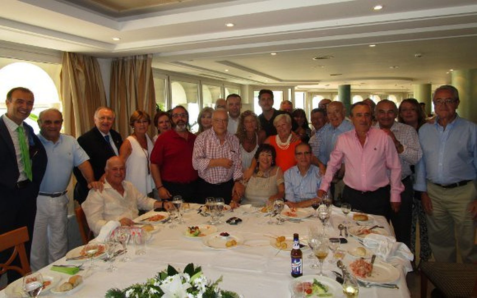 Ana María Partida con Juan Durio, Luis Ramírez, Alfonso Jiménez, Nono Copano, José Blas Fernández, Rafael González, Ana Facio, María del Mar Cuevas, Rafael Ruiz, Alfonso García Ruso,  Curro Calero, Pedro López, Sonia Sierra, Lorenzo Martinez, Buenaventura Ferrer, Carmen Otero y Alberto Jiménez.  Foto: Ignacio Casas de Ciria