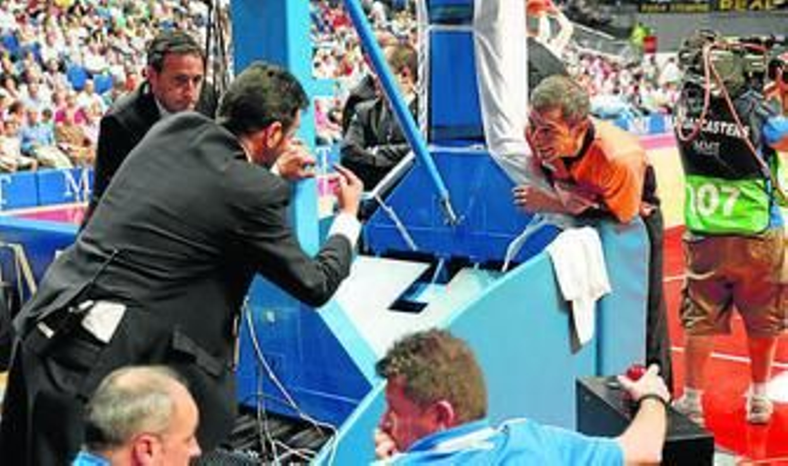 Operarios intentando arreglar el problema.