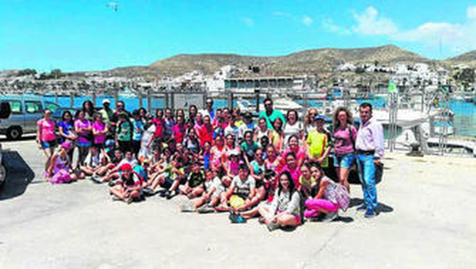 Uno de los grupos de alumnos junto al alcalde de Carboneras, Salvador Hernández.