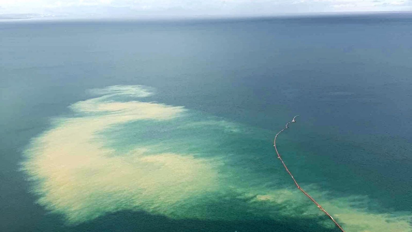 La mancha de turbidez generada por los rellenos del proyecto Eastside se extiende por la Bahía de Algeciras, tras los trabajos de vertido de material en la cara oriental de Gibraltar.