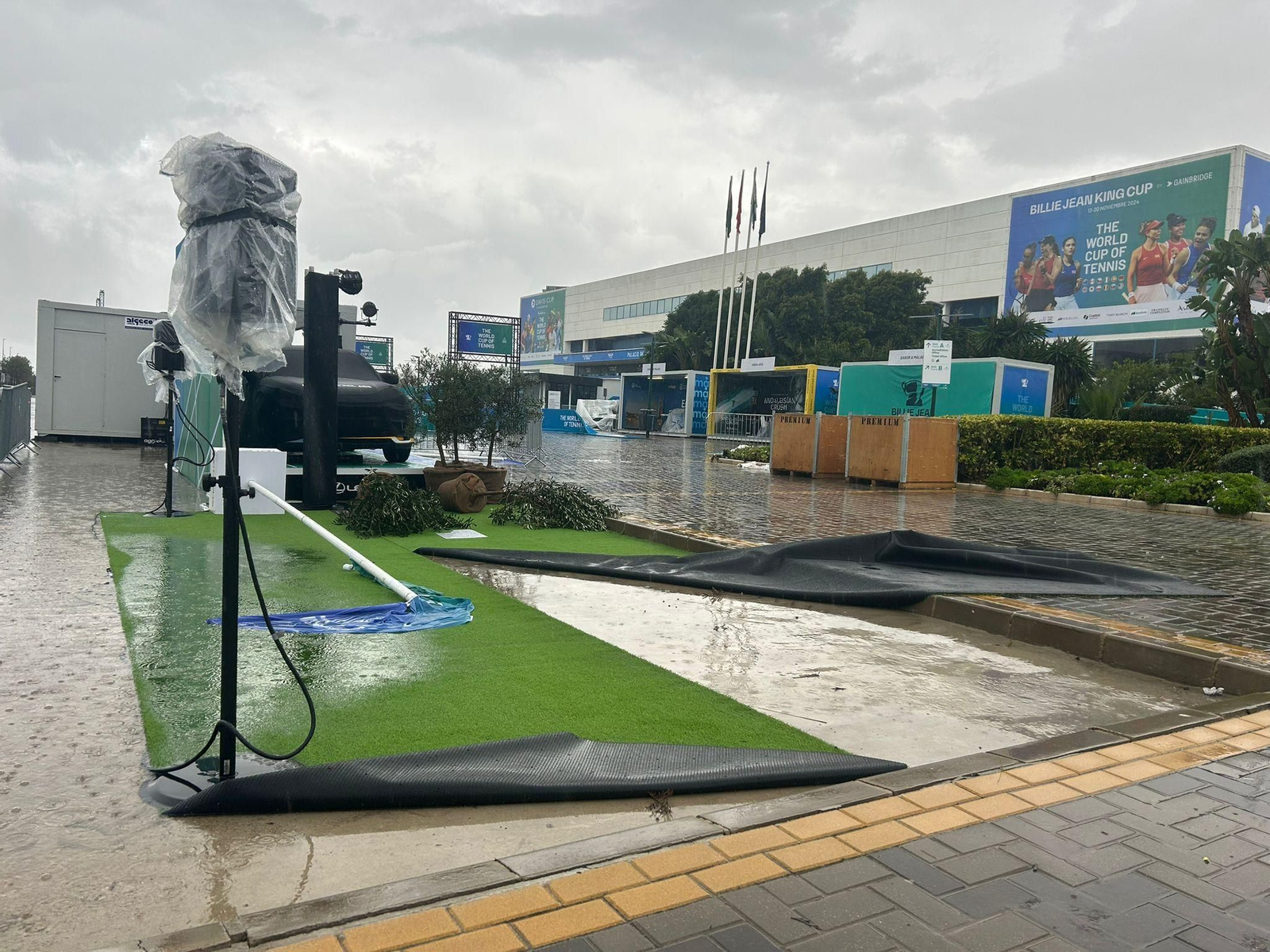Los exteriores del Carpena tras las las primeras lluvias y aplazarse el inicio del tenis