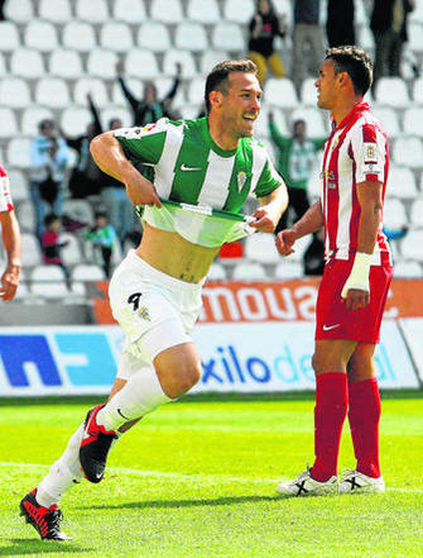 Xisco celebra su primer gol en El Arcángel, logrado en la jornada 30 con la visita del Almería.