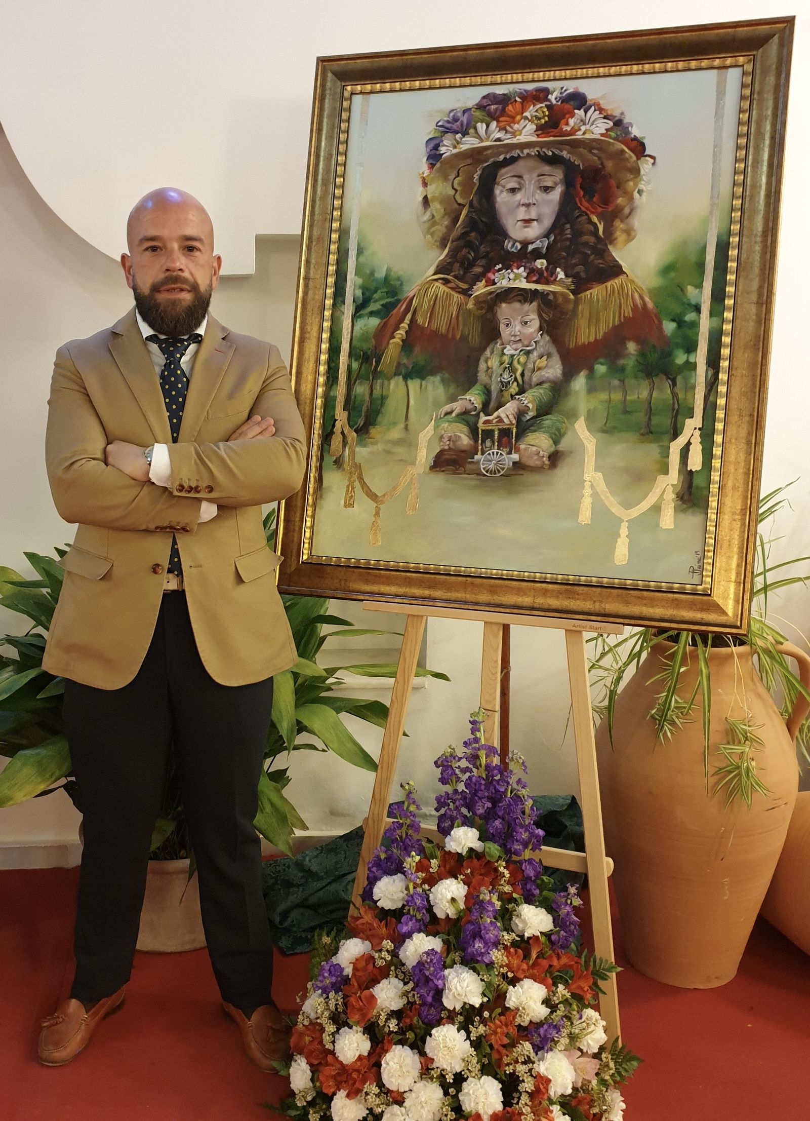 El artista junto al cartel 25 Aniversario fundacional de la Hermandad del Rocío de Salteras.