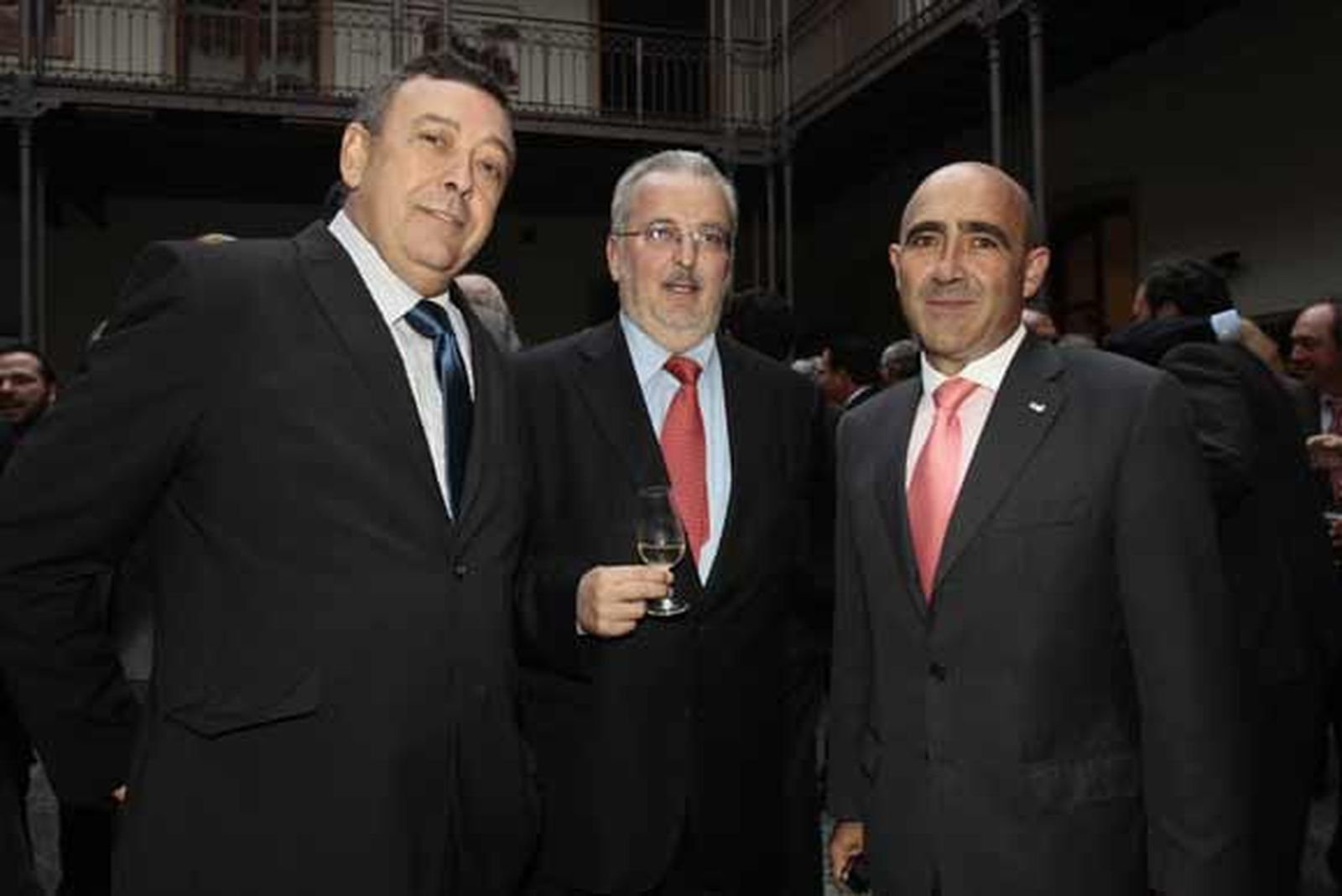 El alcalde de San Fernando, Manuel María de Bernardo, acompañado por el rector de la UCA, Diego Sales, y Antonio Fernández, presidente del Consejo del jerez.

Foto: Julio Gonzalez/Joaquin Pino/Lourdes de Vicente