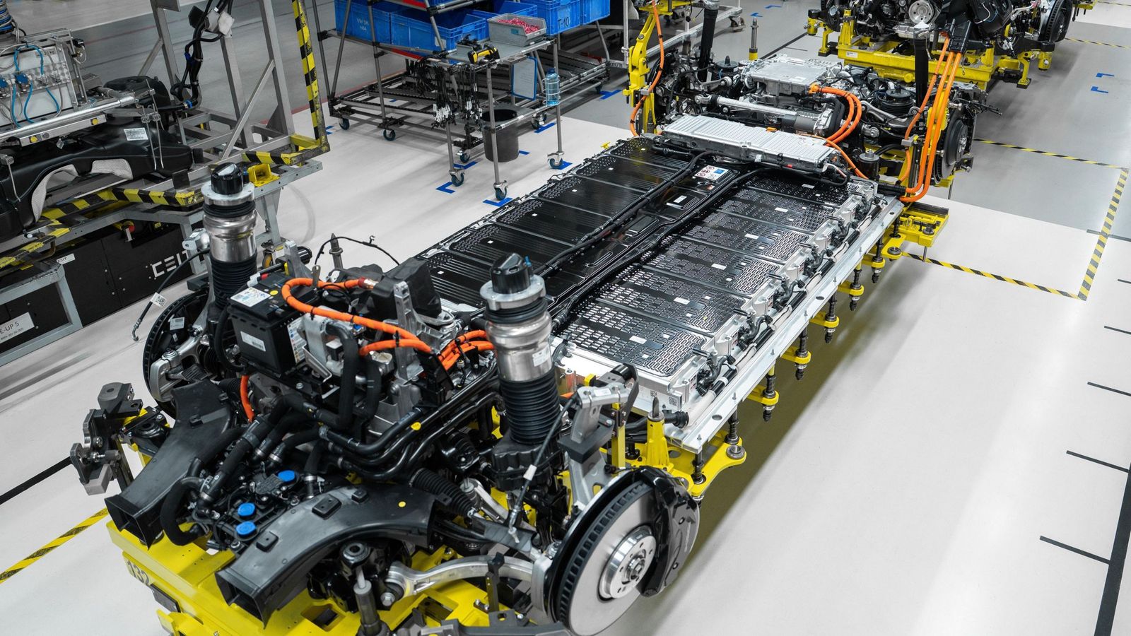 La batería de este SUV se integra en un chasis de tipo monopatín en el que también se sitúan ambos motores, junto al resto de elementos de cada eje, ya que todas las versiones -también la de 442 CV (325 kW) de este SUV de 4,99 m- son de tracción total.