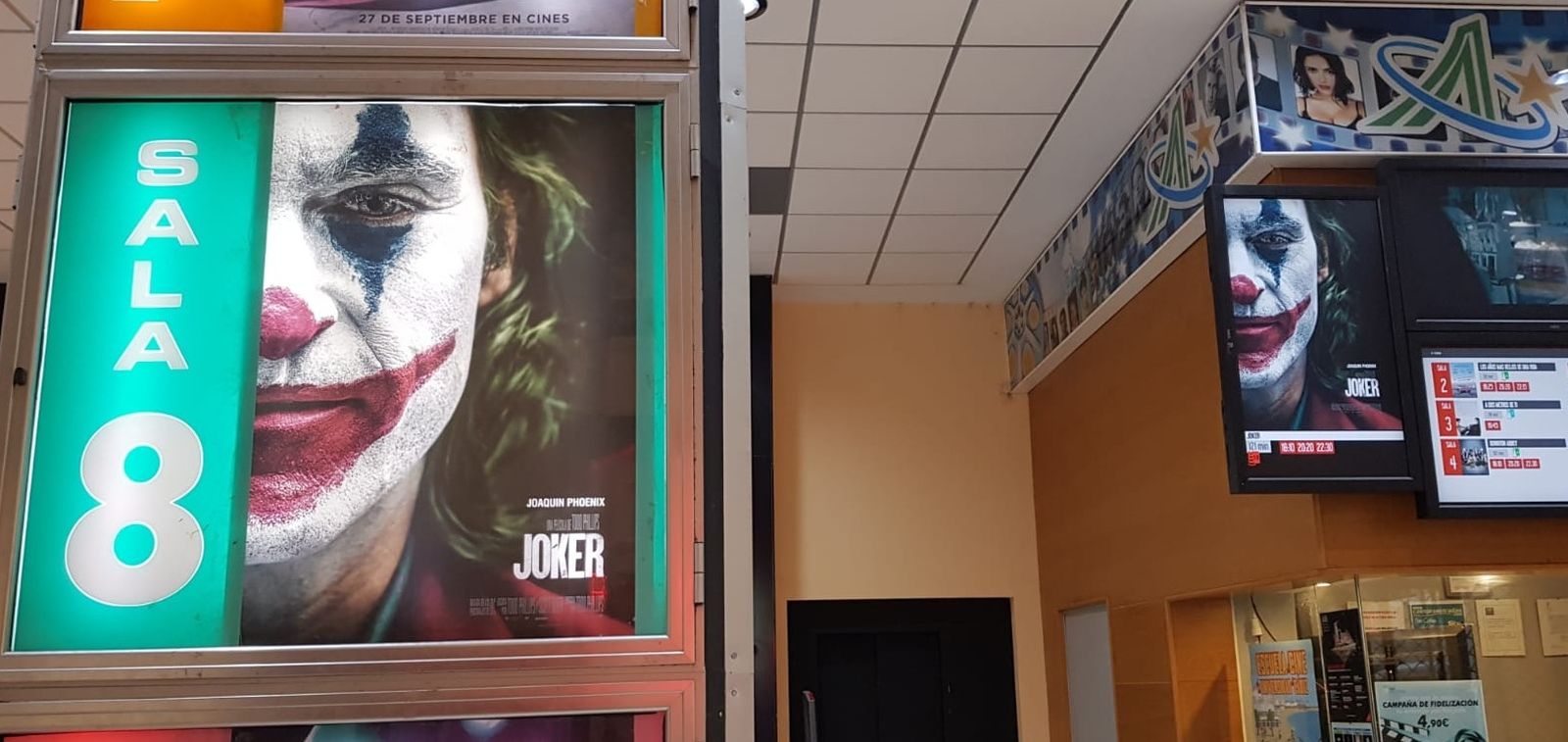 Cartel de la película ‘Joker’ expuesto en la sala de cines Al-Andalus, en Cádiz.