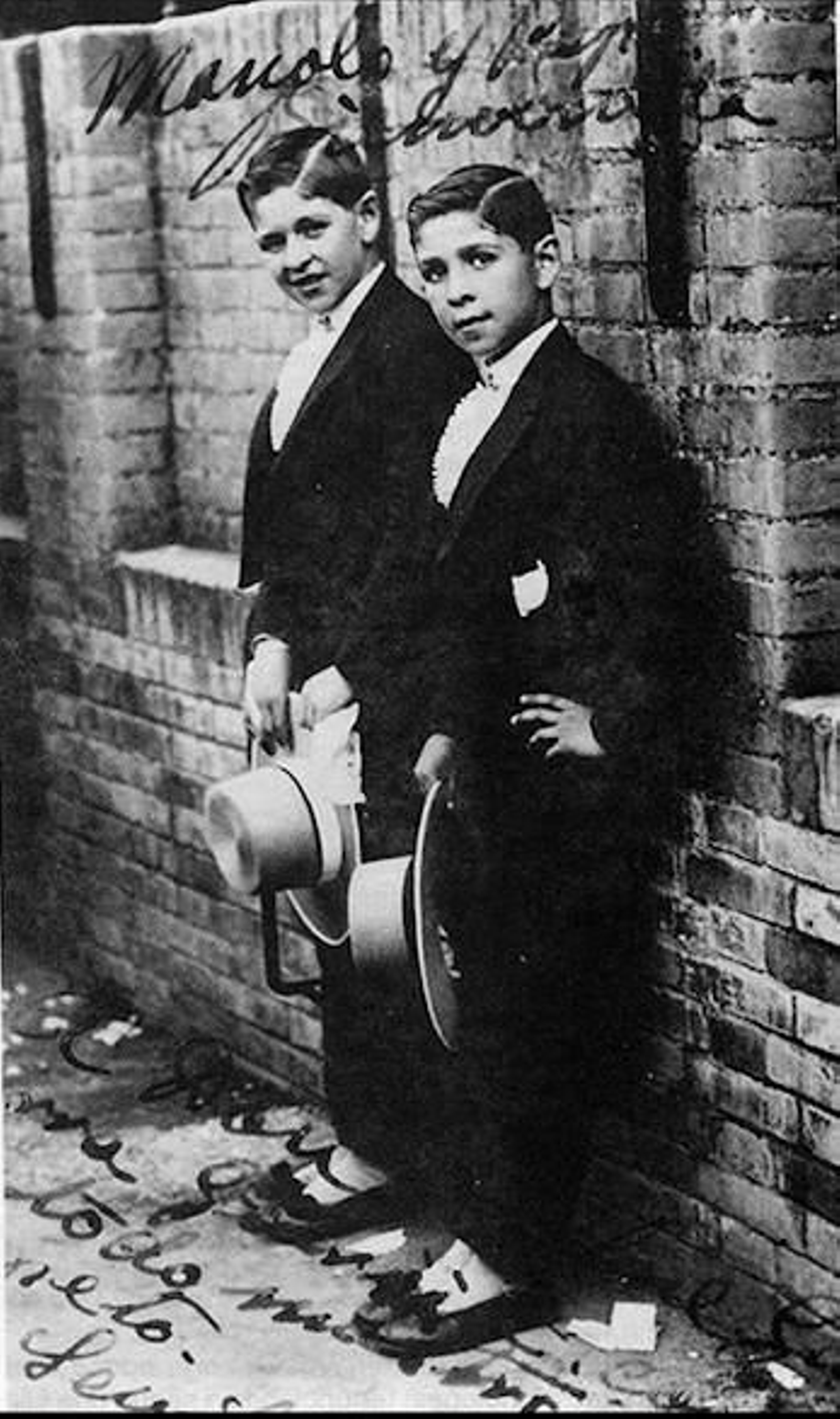 Manolo y Pepe BIenvenida en el callejón de la plaza de la Maestranza.