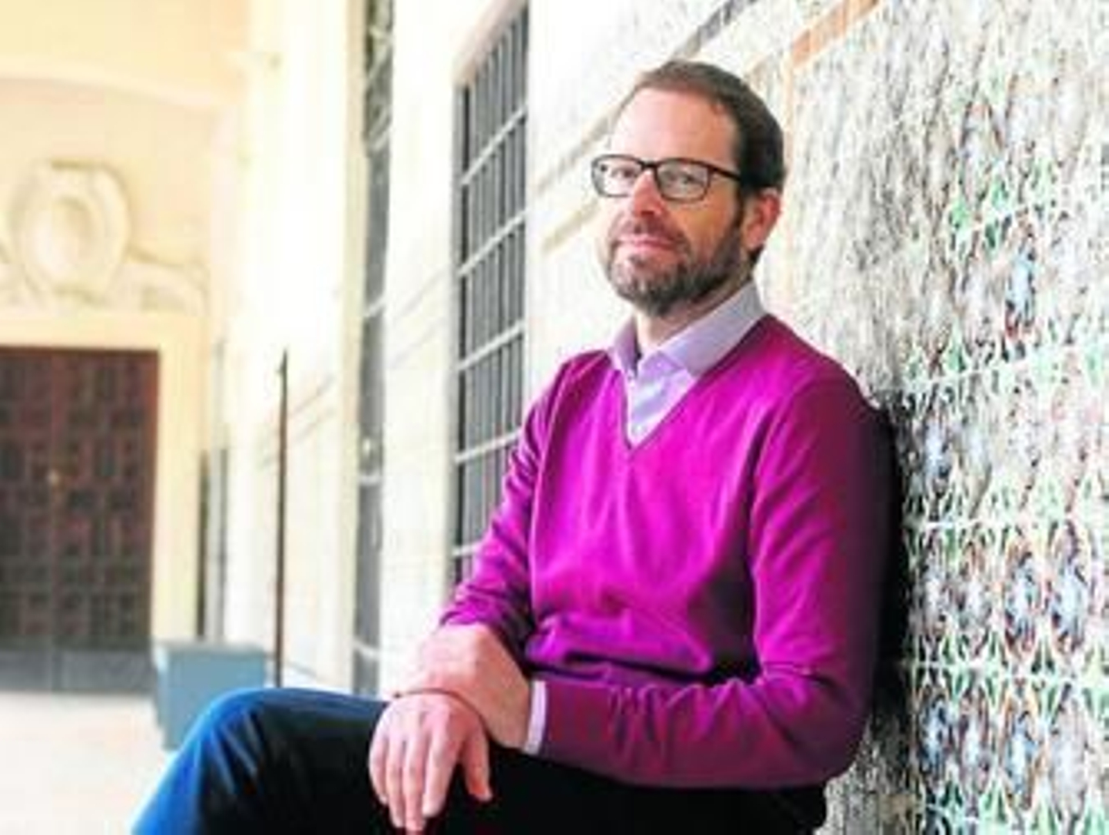 El musicólogo y director Albert Recasens en el Patio de Santa Clara.