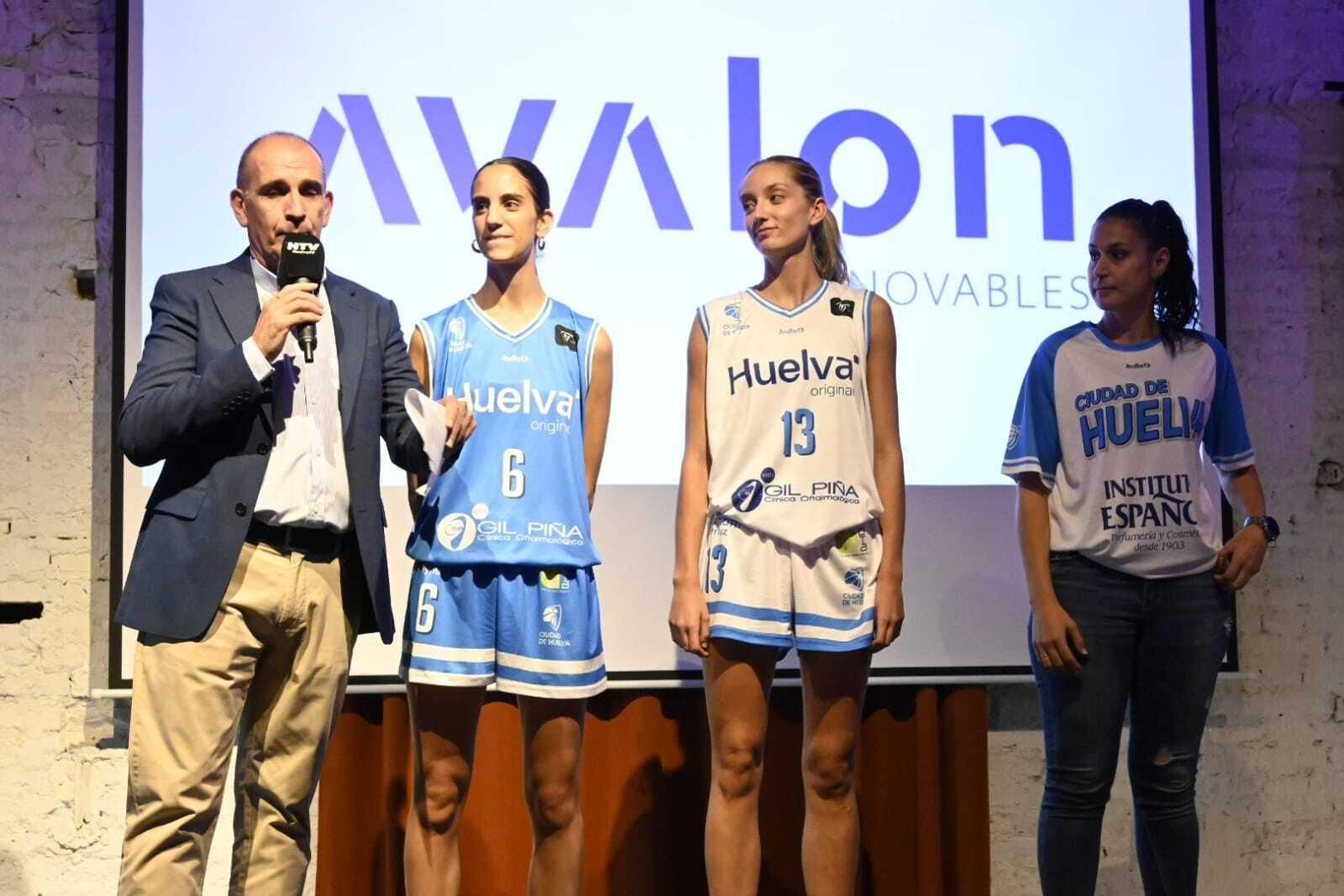Imágenes de la presentación de las equipaciones del Ciudad de Huelva para la temporada 23/24
