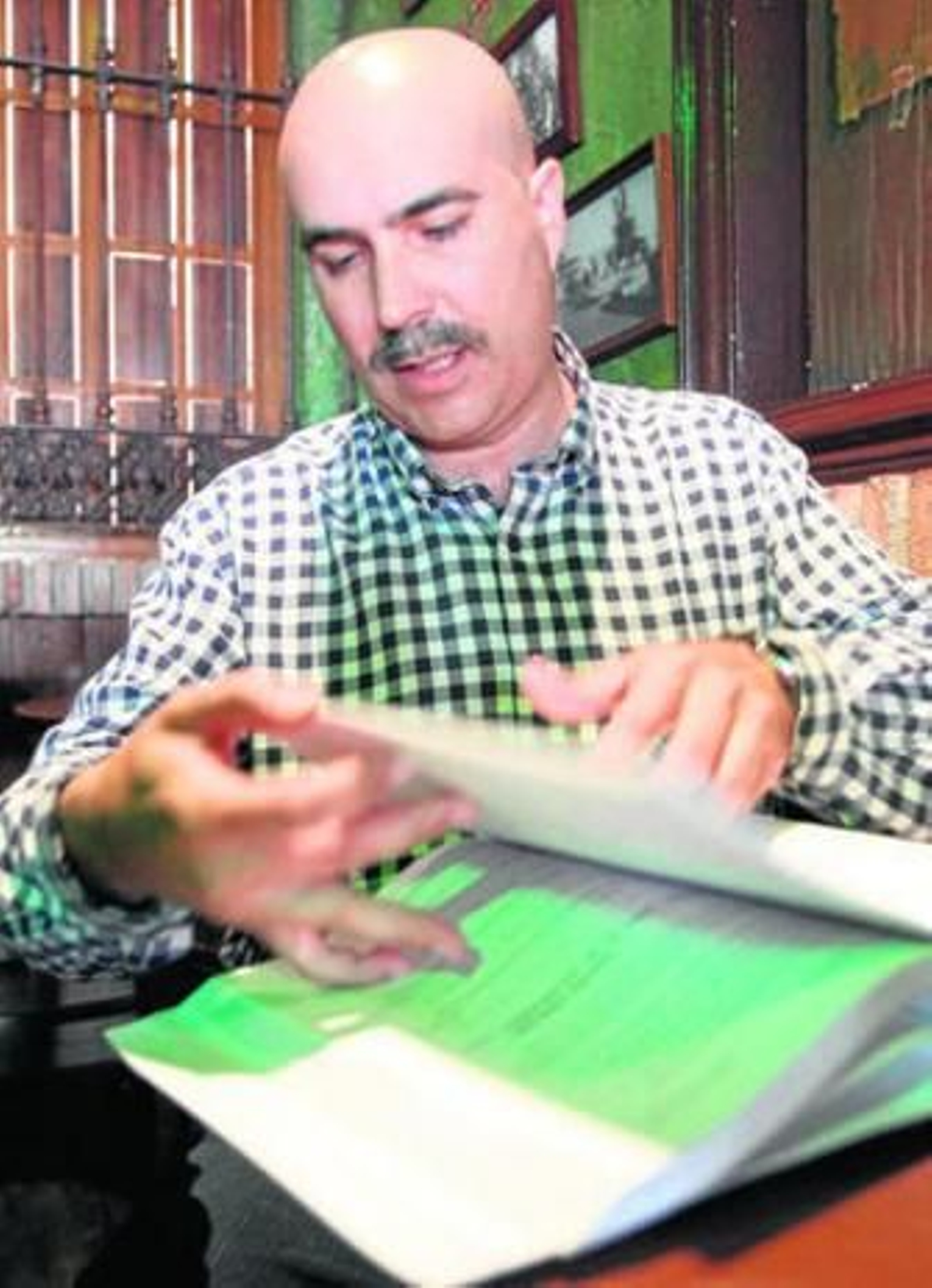 El ingeniero de montes y de obras públicas César Antonio Rodríguez hojea su tesis doctoral.