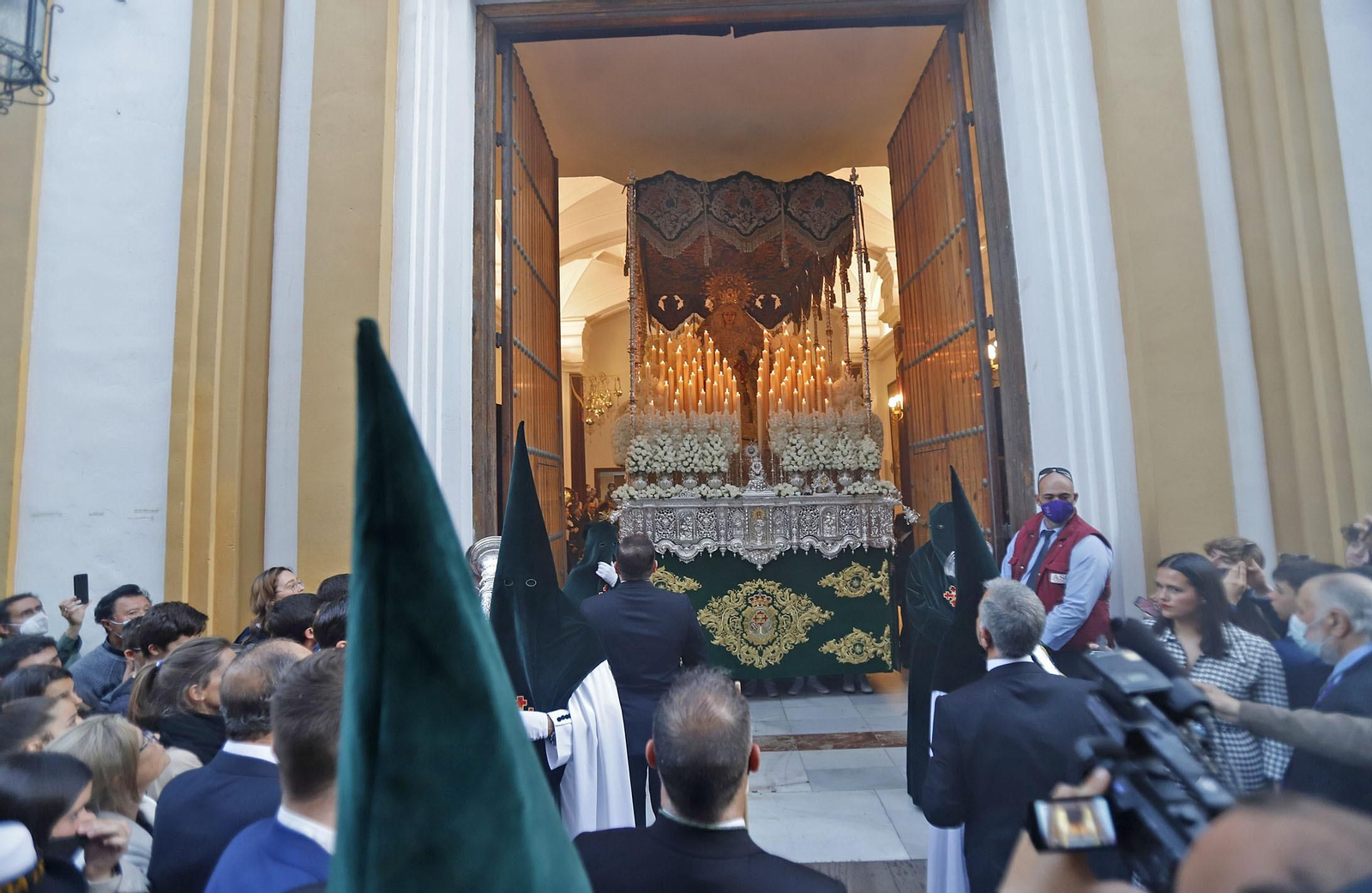 Imágenes de la estación de penitencia de la Hermandad de La Esperanza de Huelva