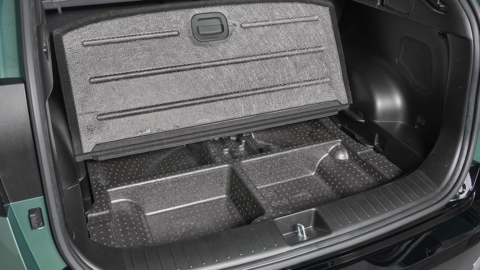 Un suelo móvil divide el maletero en dos zonas. La inferior está compartimentada.