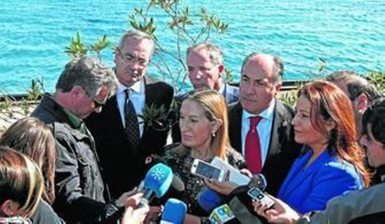 La ministra de Fomento atiende a los medios en el muelle Juan Carlos I.