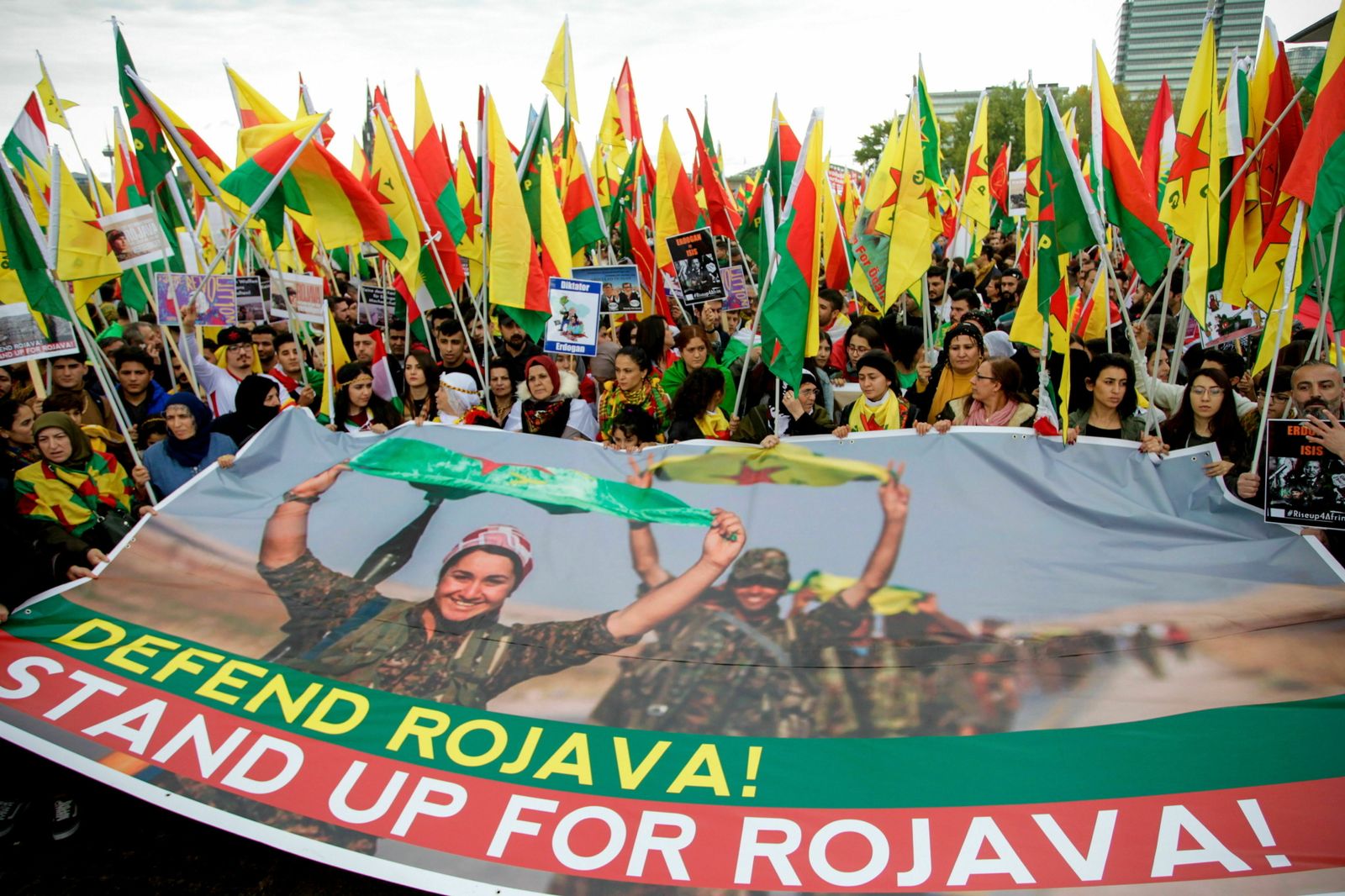 Activistas kurdos protestan en Colinia (Alemania) contra Turquía en Siria.