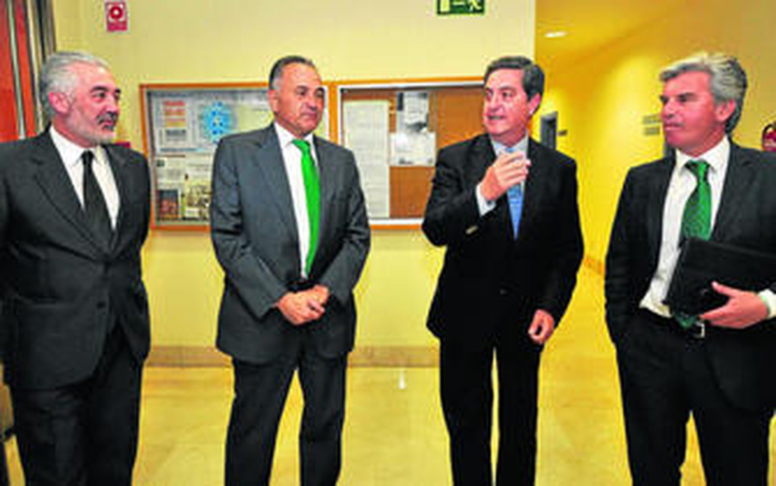 Miguel Guillén dialoga con José María Rueda, Rafael Gordillo y José Millán.