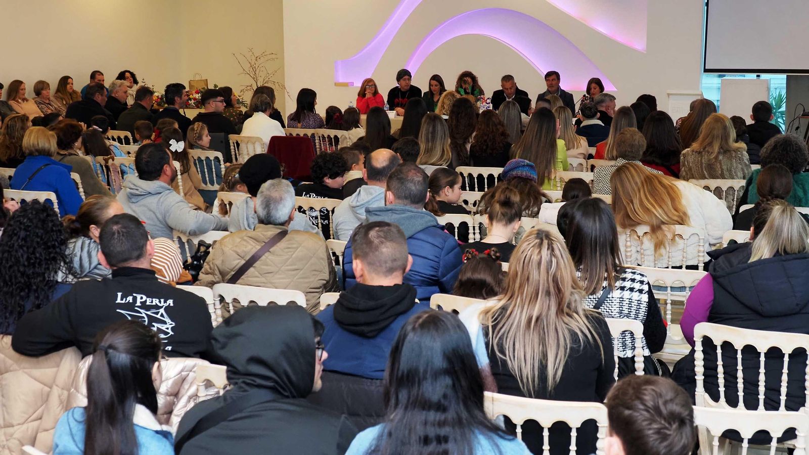 Numerosas personas se dieron cita en el Espacio Capitana con motivo de la entrega de premios de la FIPAC