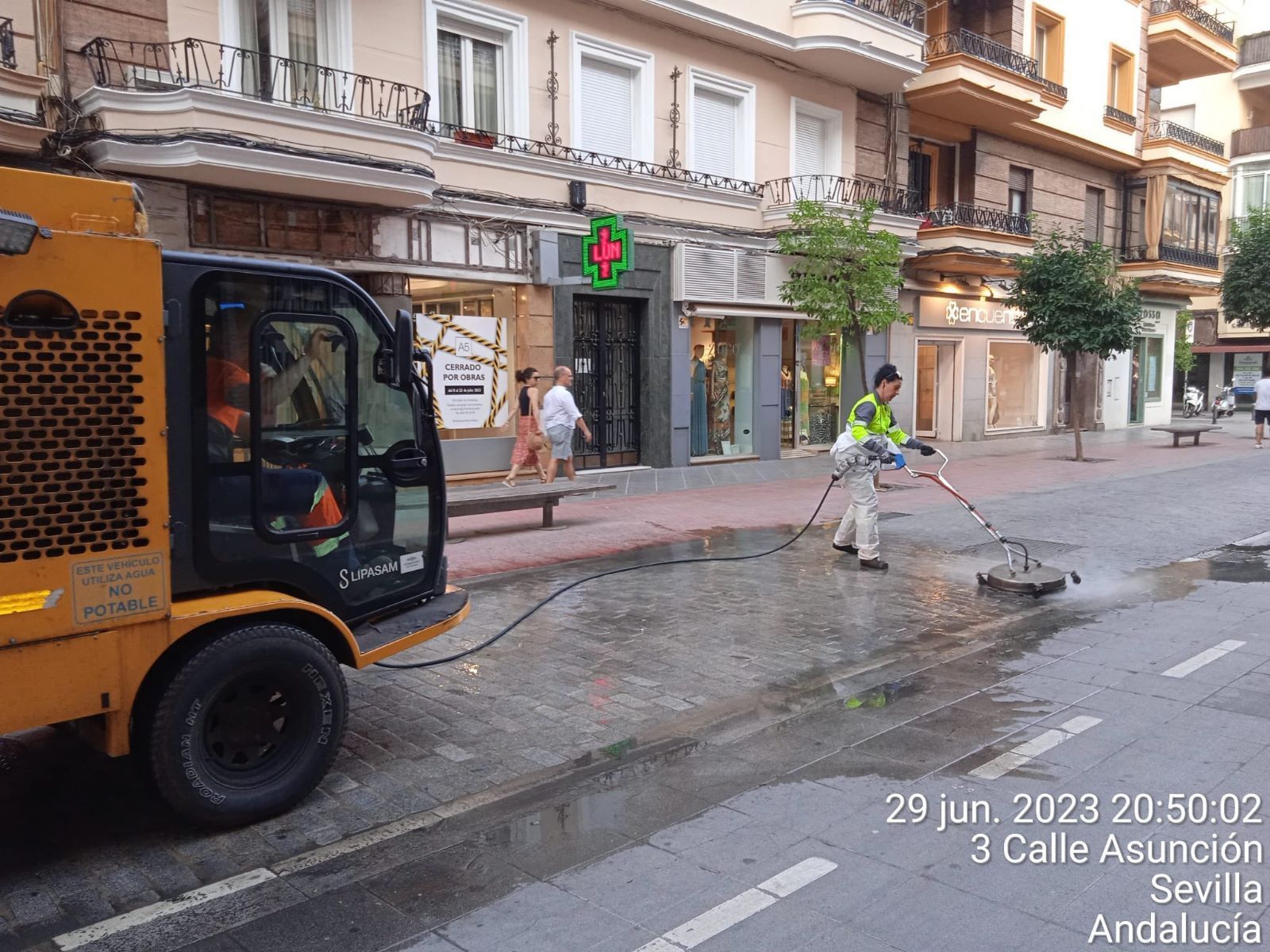 Los trabajos de limpieza de las calles del centro.