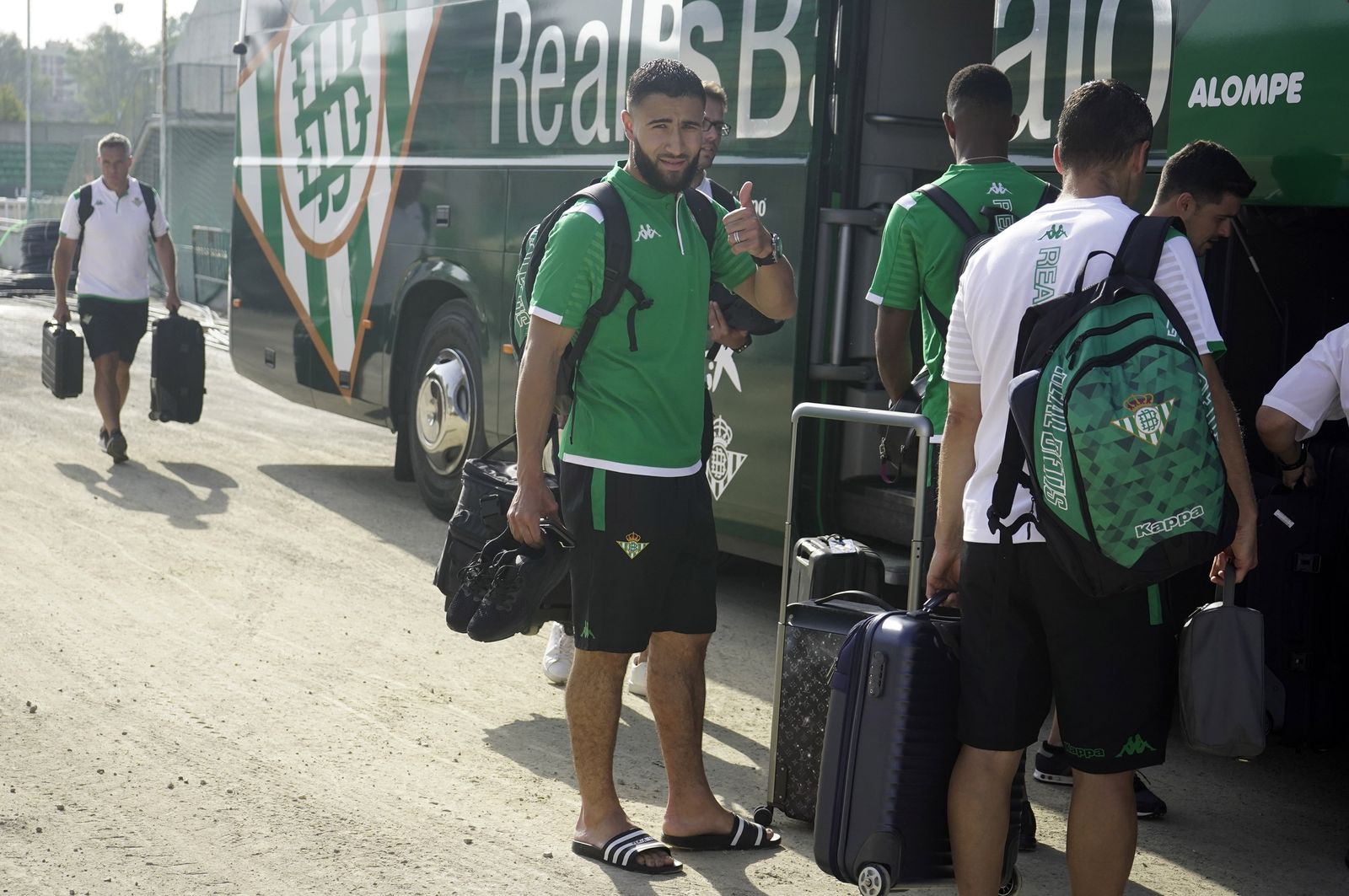 Fekir saluda antes de montarse al autobús bético.