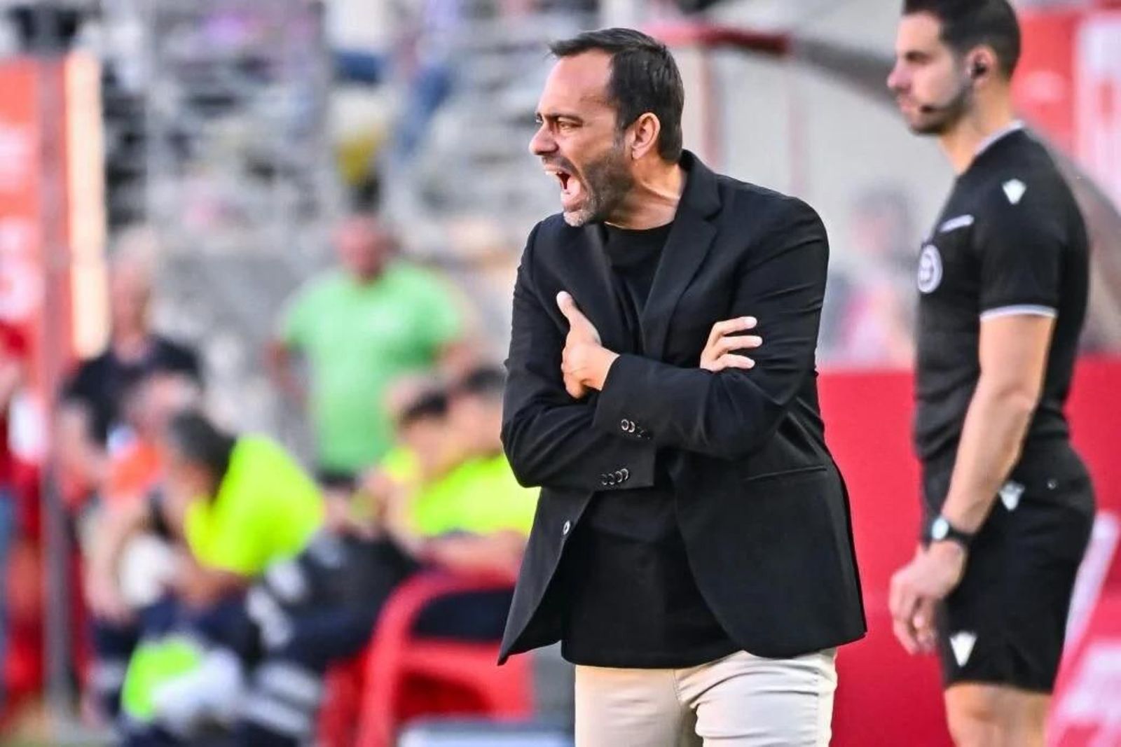 El técnico almeriense da indicaciones a sus futbolistas desde la banda durante el encuentro de la última jornada frente al Algeciras.