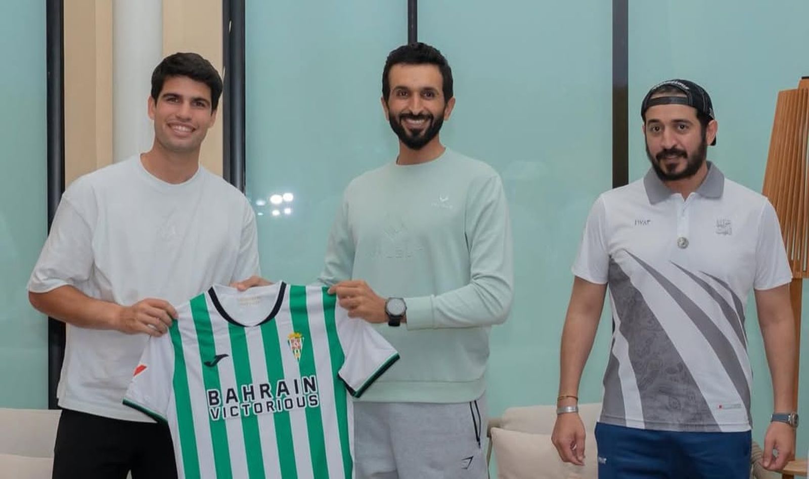 Carlos Alcaraz posa con los propietarios del Córdoba CF.