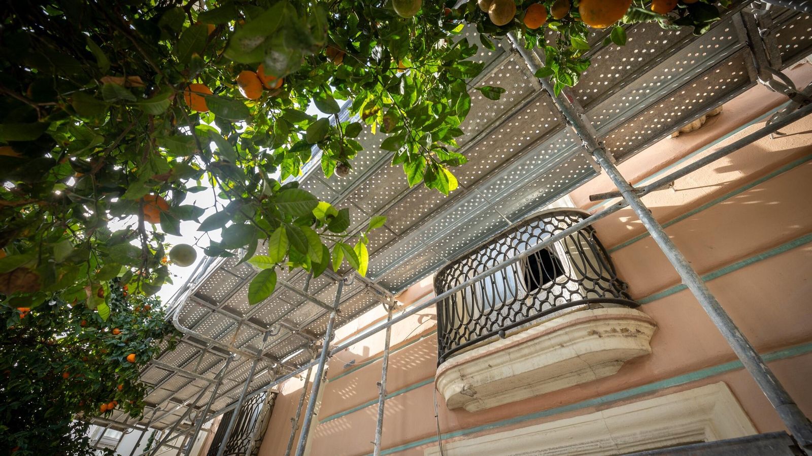 Balcón de la Biblioteca del Casino Gaditano por la que entraron los ladrones en el edificio municipal.