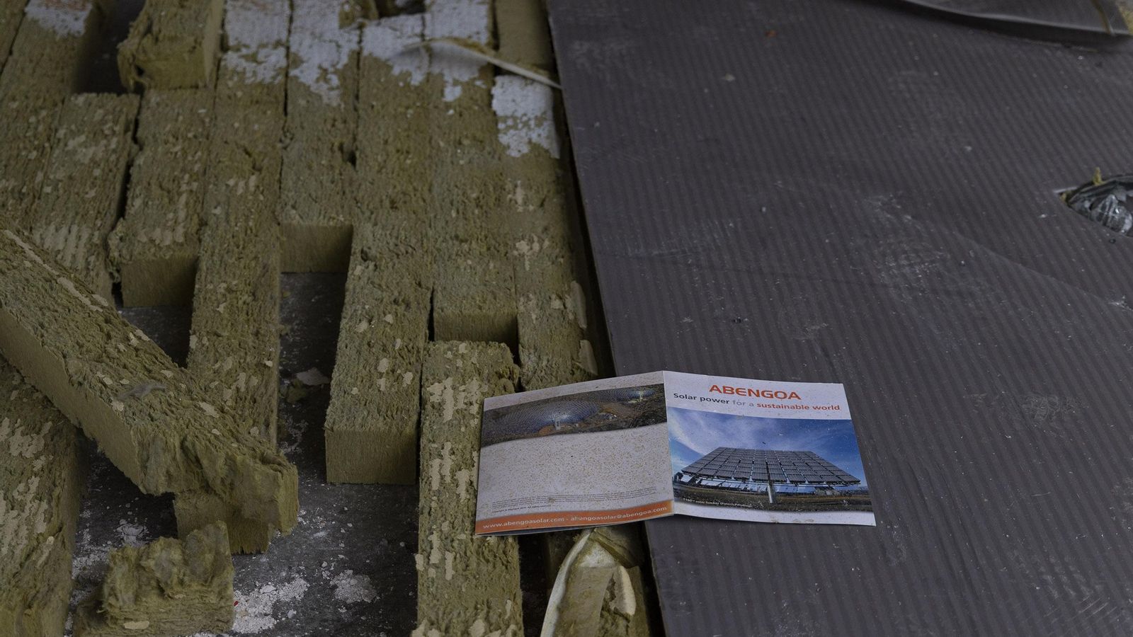 Una revista de Abengoa, en el suelo.