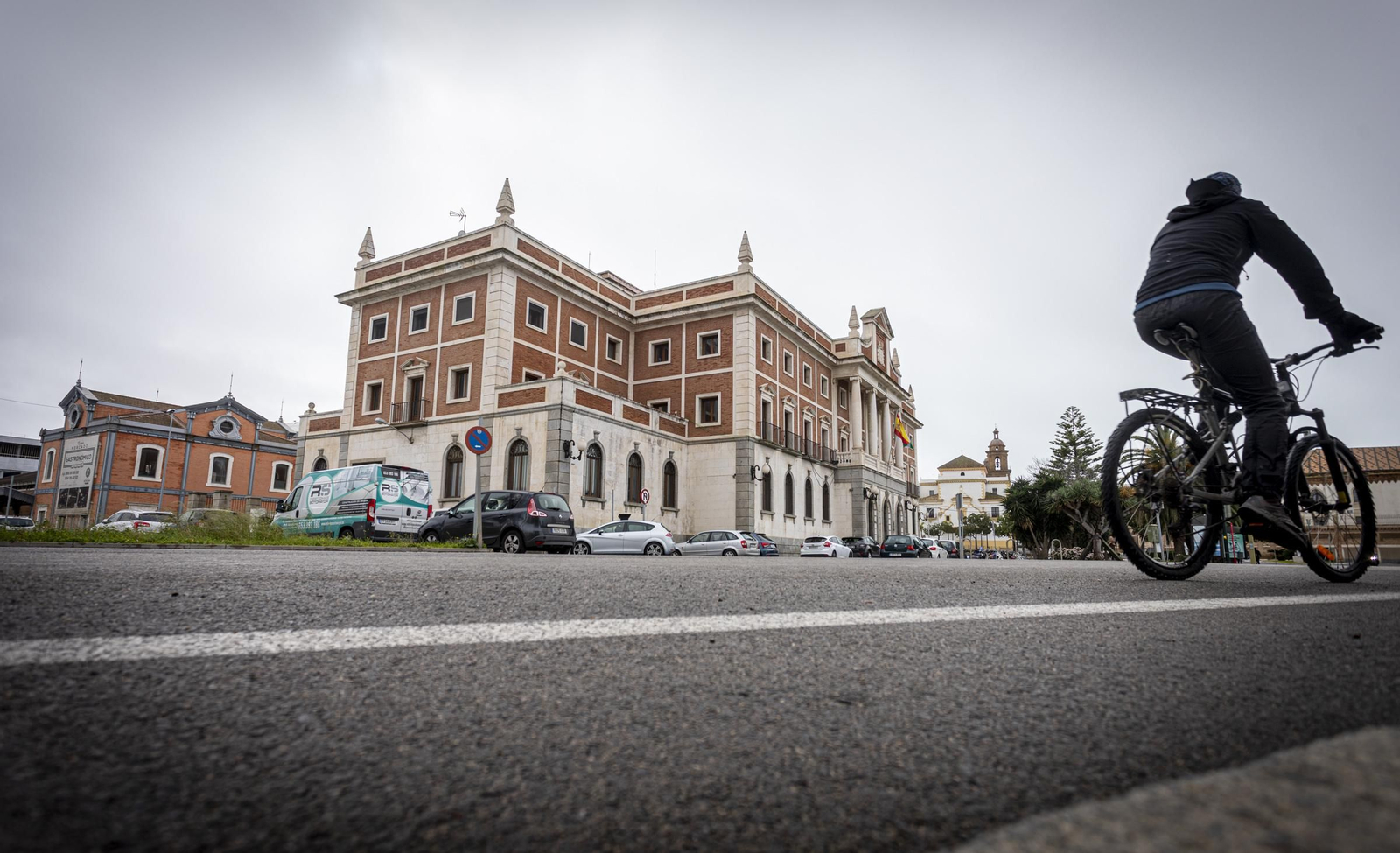Edificio de la Aduana, que oculta la fachada principal de la estación ferroviaria de 1905.