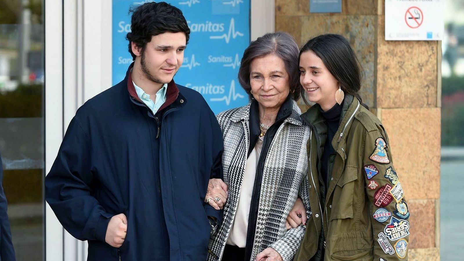 Con su abuela, tras visitar al Rey Don Juan Carlos tras su operación de corazón.