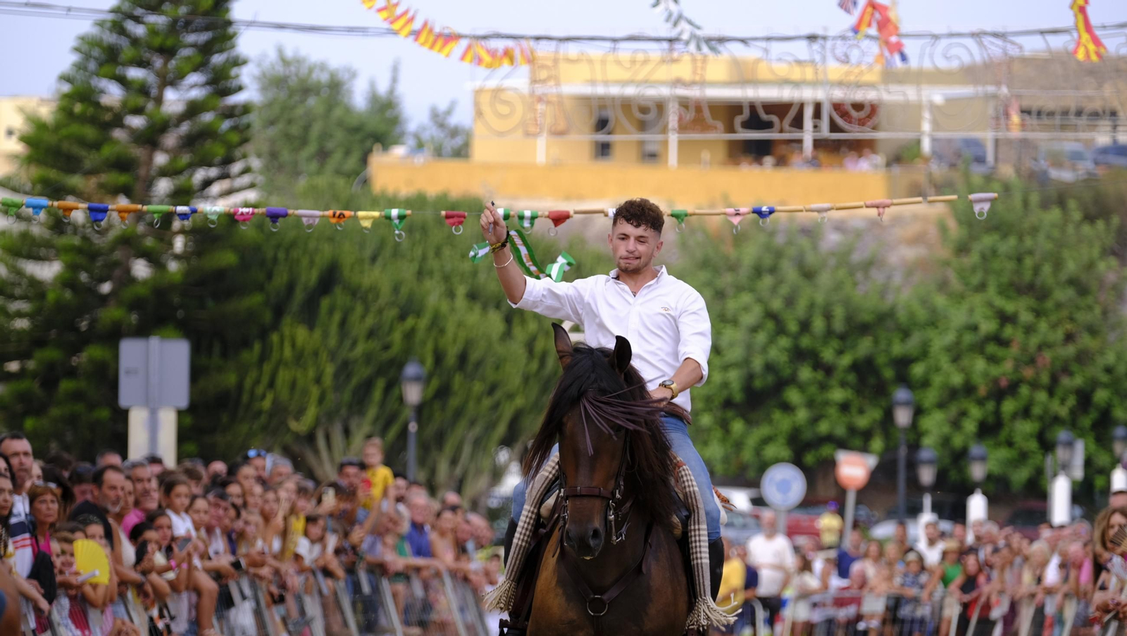 La popular carrera de cintas a caballo de las Fiestas de Mojácar, en imágenes