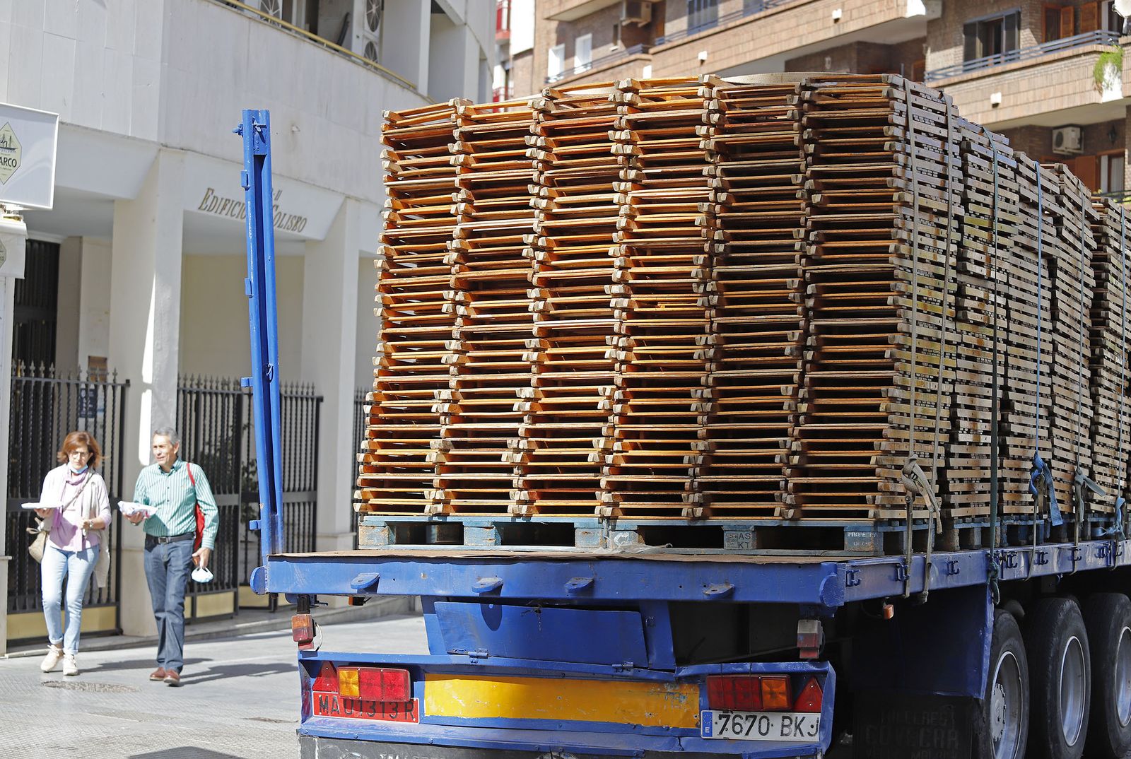 Comienzan a retirar los palcos de la carrera oficial de la Semana Santa de Huelva