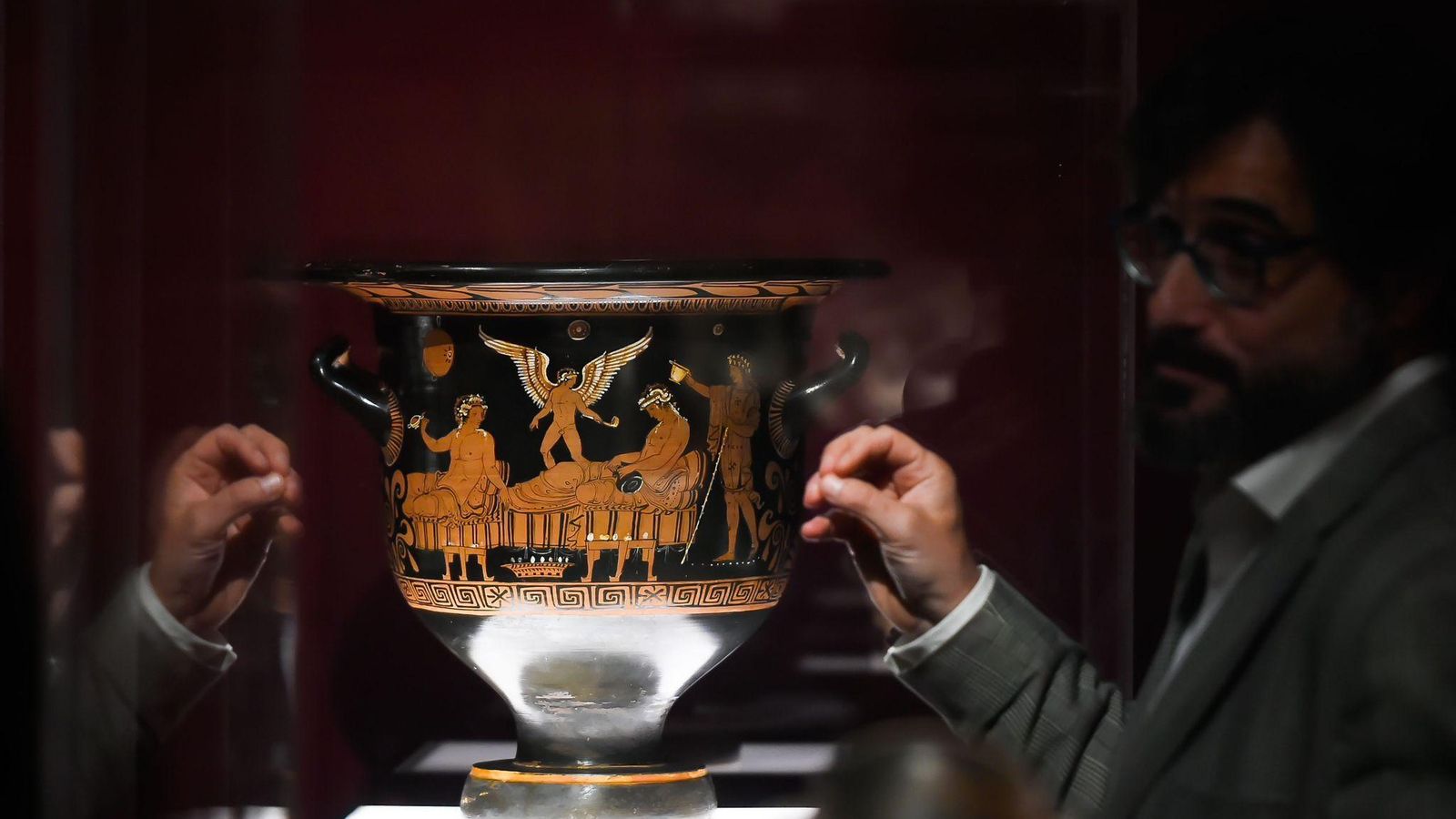 Cratera con un banquete Dionisiaco: uno de los elementos principales de la colección Cratera con un banquete Dionisiaco: uno de los elementos principales de la colección