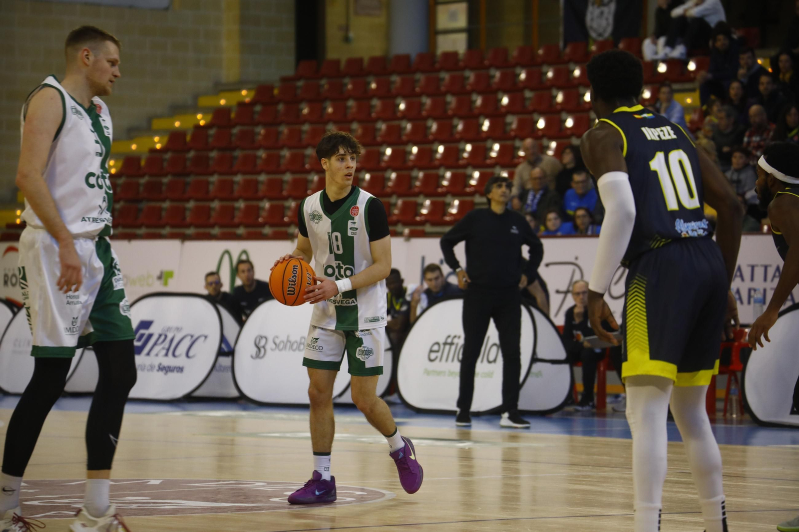 Guille del Pino bota el balón en presencia de Gadiliauskas.