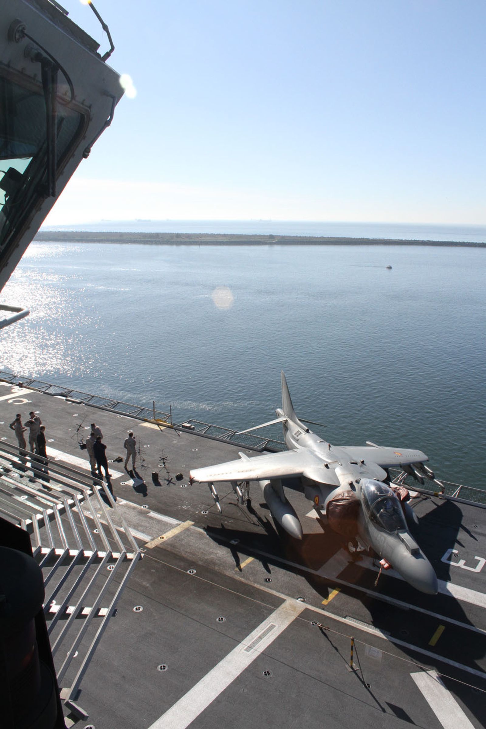 Imágenes de las primeras horas del portaaviones "Juan Carlos I" en el puerto de Huelva, durante su visita este fin de semana