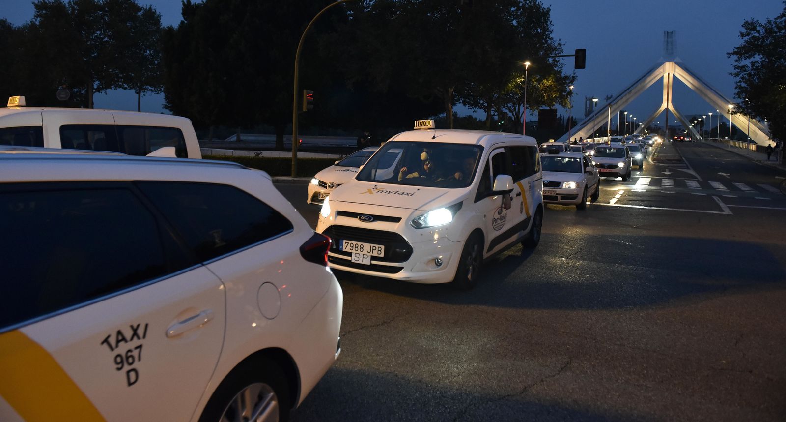 Imágenes de la manifestación de los taxistas por las avenidas de Sevilla
