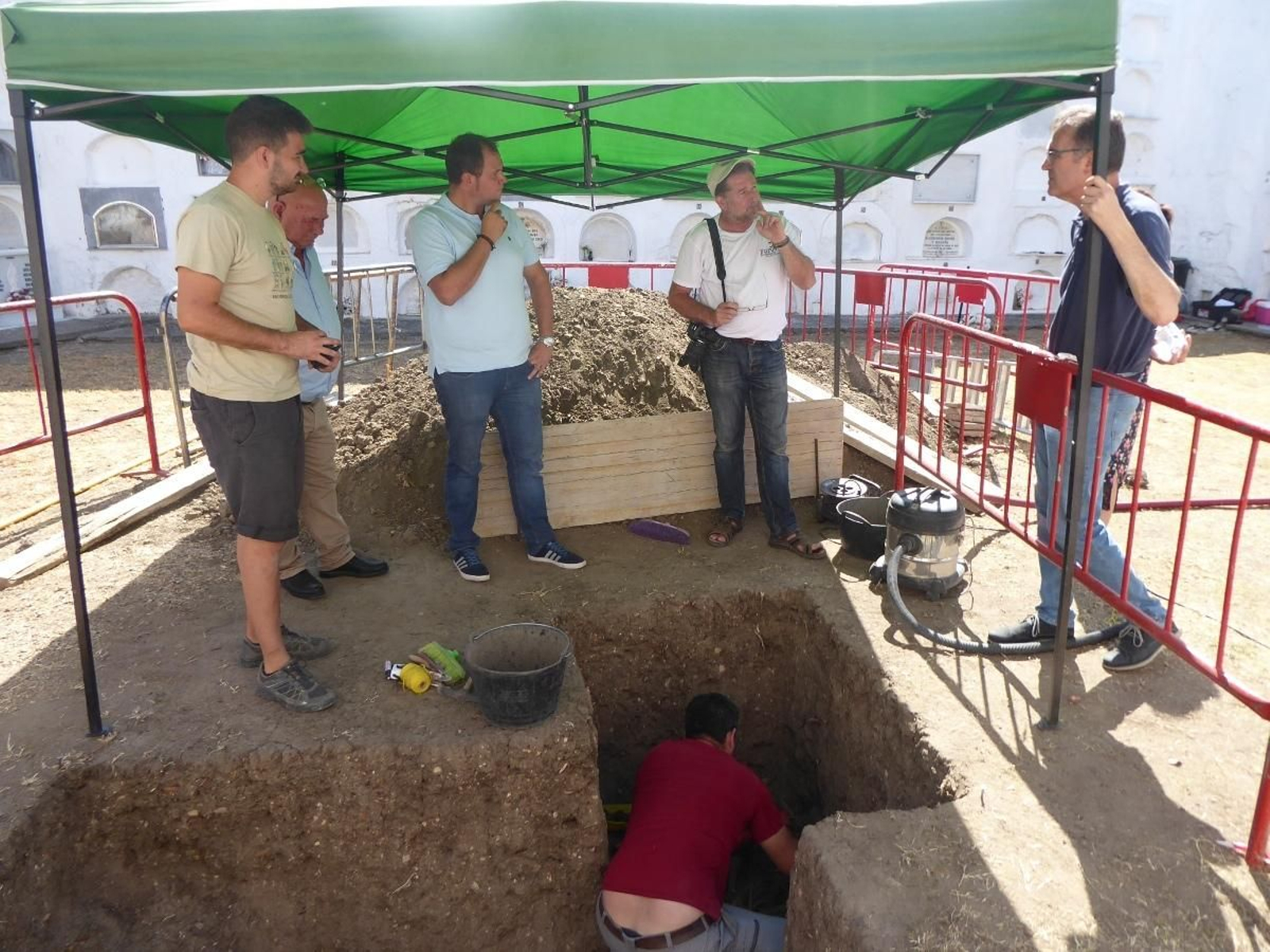 Excavaciones en la fosa común del cementerio antiguo de Jimena