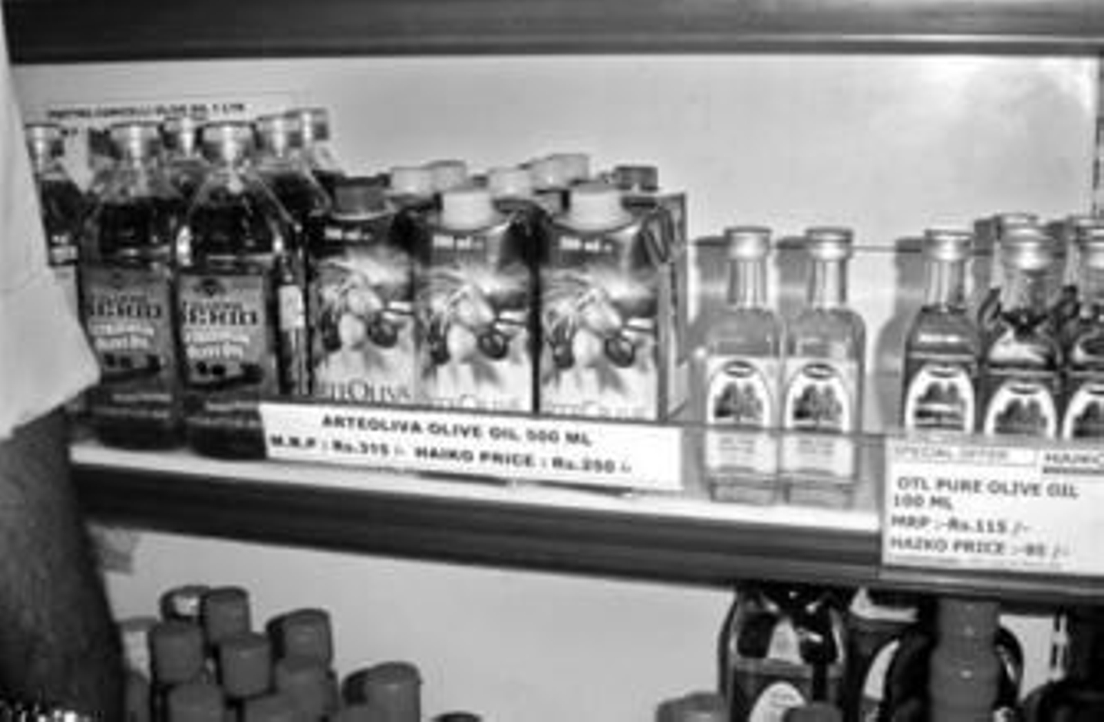 Productos de ArteOliva en un expositor de un supermercado de un país asiático.