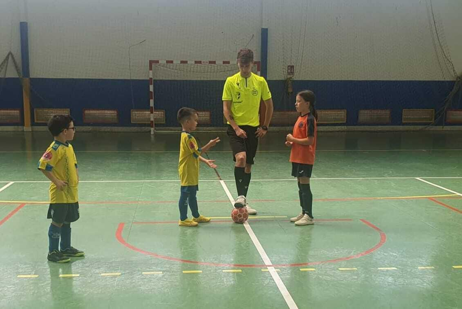 Los capitanes del Comarca de Níjar y Federico García Lorca en el sorteo inicial