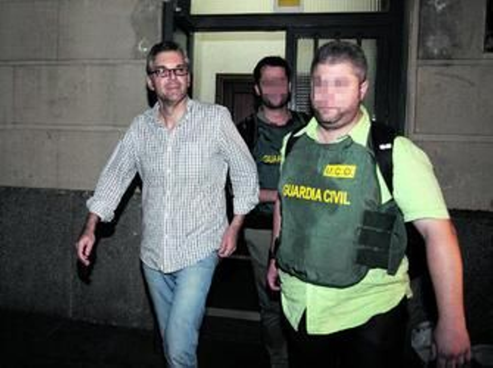 Domingo Enrique Castaño sale escoltado de los juzgados tras decretarse su auto de prisión, en la madrugada de ayer.