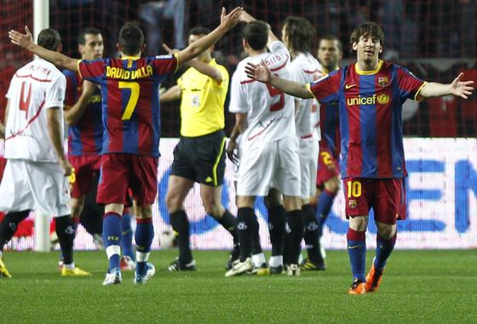 El Sevilla consigue sacar un punto ante el Barcelona en el Sánchez Pizjuán. / Antonio Pizarro