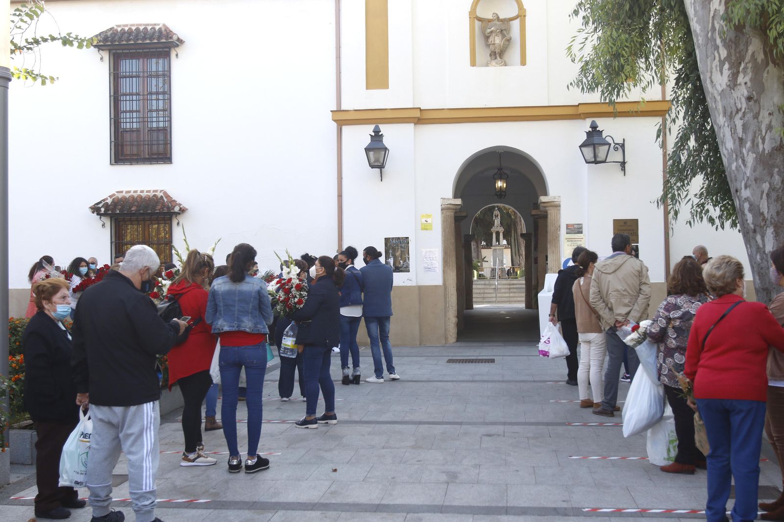 El covid-19 motiva un Día de los Santos de recogimiento en los cementerios de Córdoba